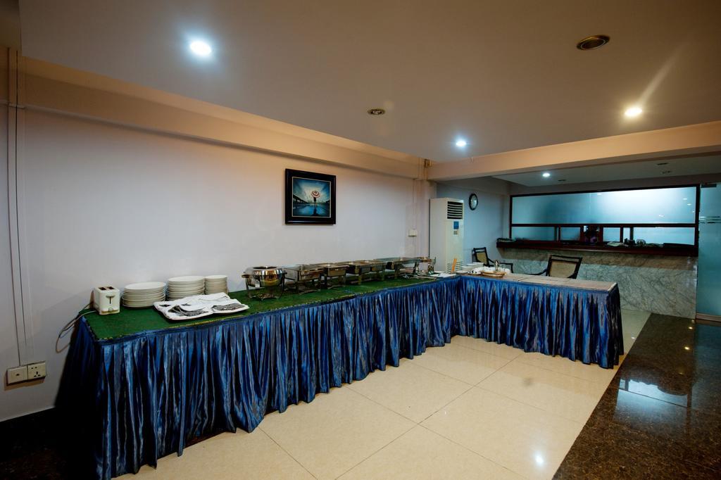 Circuit Hotel & Cafe - Nana Hotel Phnom Penh Luaran gambar